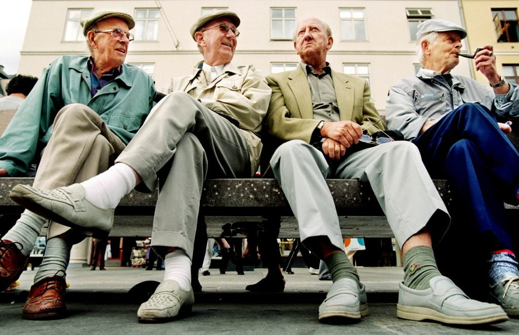 Bergen: En annerledes storbyguide. Fire eldre menn på en benk. F.v.: Oskar Edvardsen, Odd Mjelva, Johs. Berentsen og Arthur Liland.