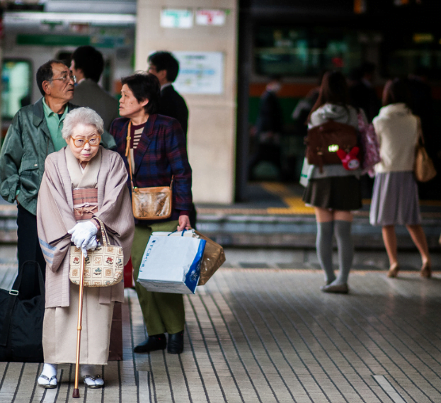 How do the elderly live in Tokyo?